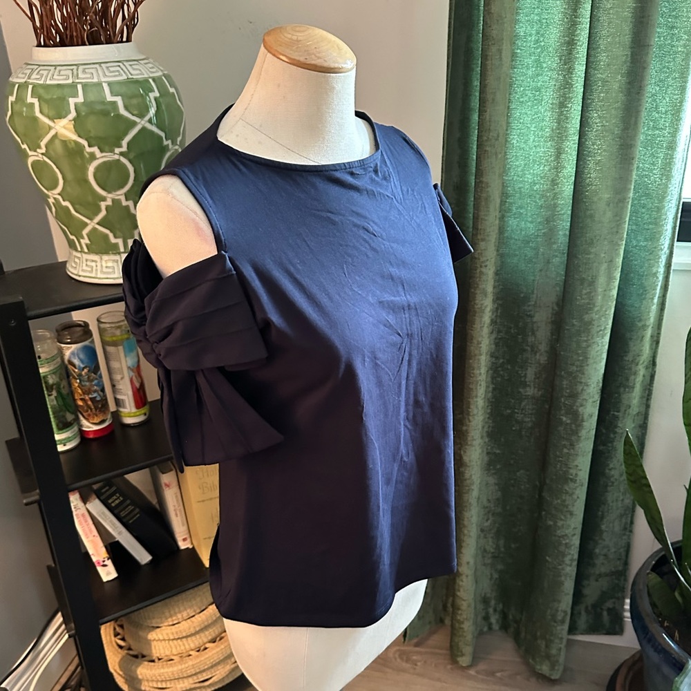 Anne Fontaine
Myrtille Cold-Shoulder Bow T-Shirt